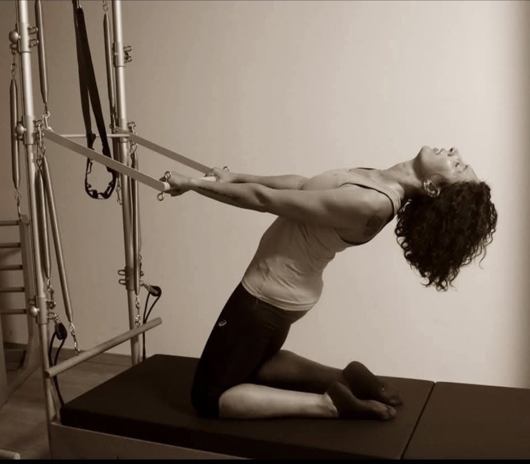 María Dolores, instructora de pilates, guiando un ejercicio